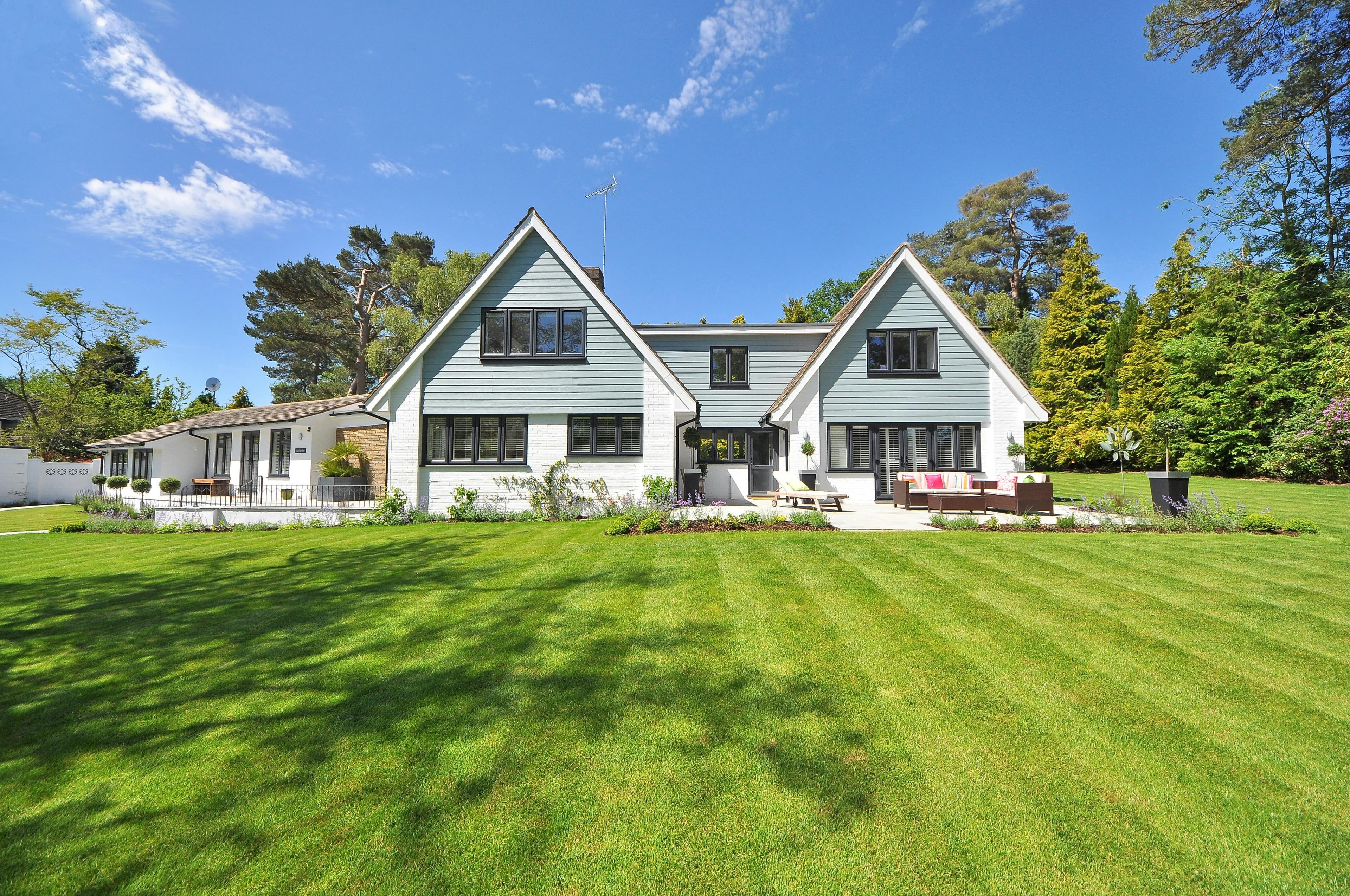 Pelouse impeccable devant une maison résidentielle